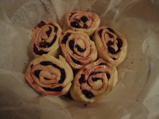 Булочки-ссобойки с вишней и апельсиновым сиропом