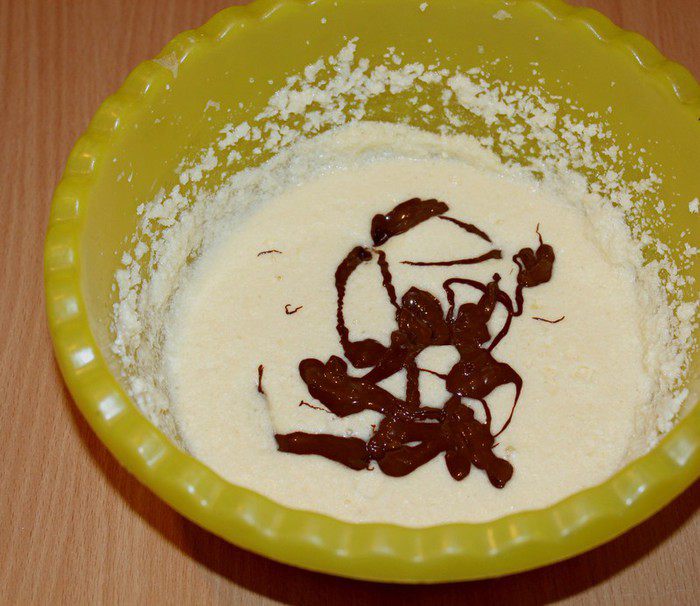 Брауни с чизкейком, взбитыми сливками и ягодой