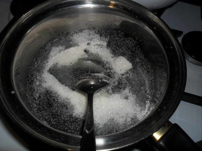 Творожный рулет с маком и шоколадом