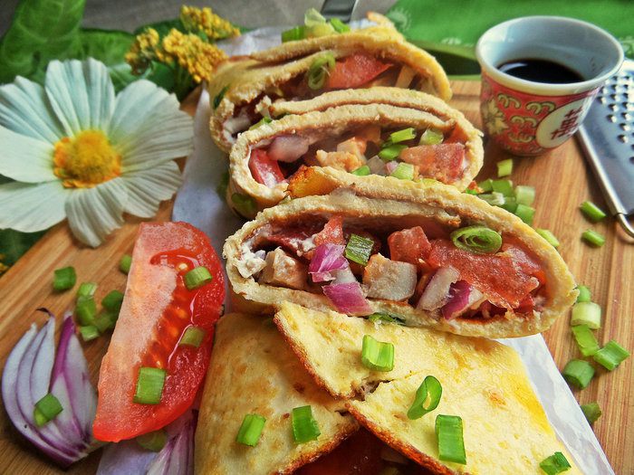 Омлетный рулет с начинкой