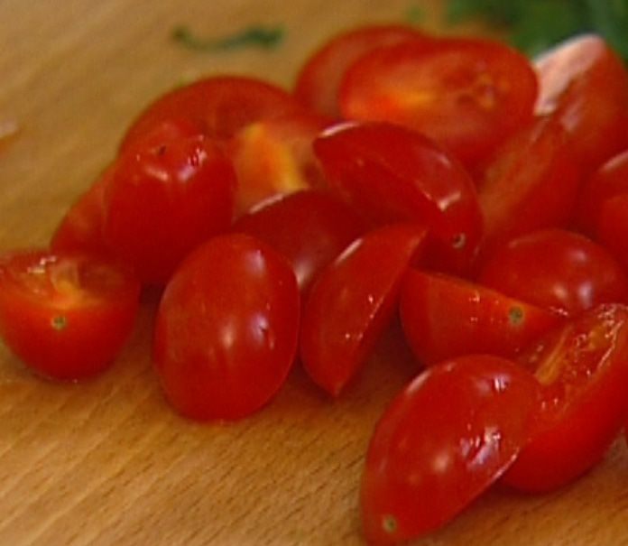 Салат из нута, артишоков и помидоров 