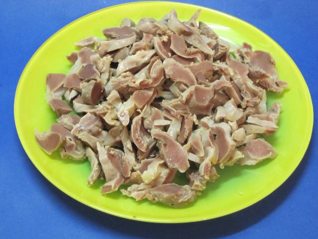 Салат из куриных желудочков с фасолью