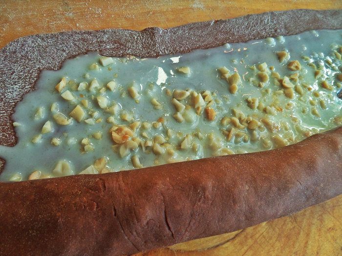 Плетёнка из шоколадного теста с орехами