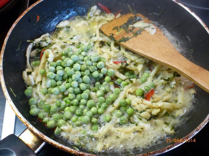 Баветте с кальмарами и зеленым горошком