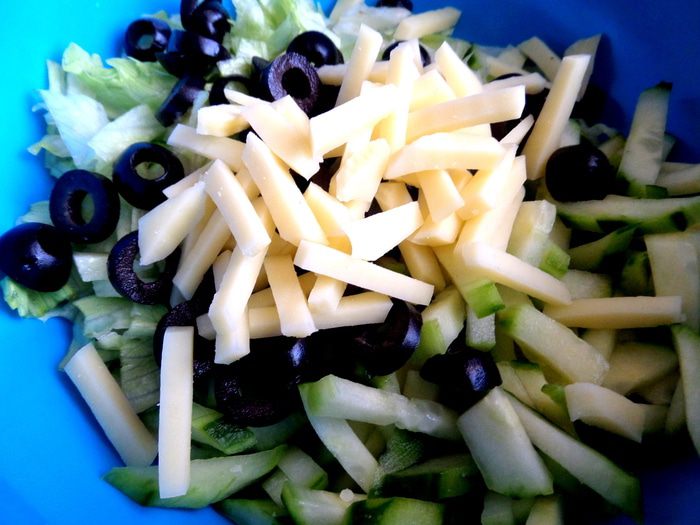 Сырный салат с оливками и авокадо