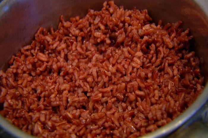 Салат из красного риса со стручковой фасолью