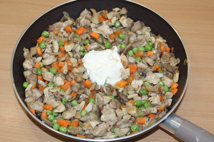 Сочный пирог с курицей, грибами и зеленым горошком