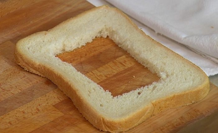 Сэндвич с яйцом, семгой и авокадо 