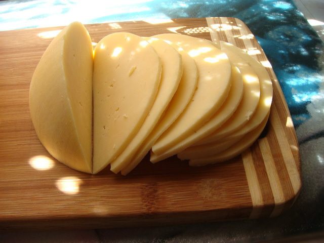 Курочка в слоеном тесте с картофельными розами