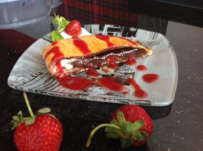 Кальцоне с рикоттой и шоколадной пастой