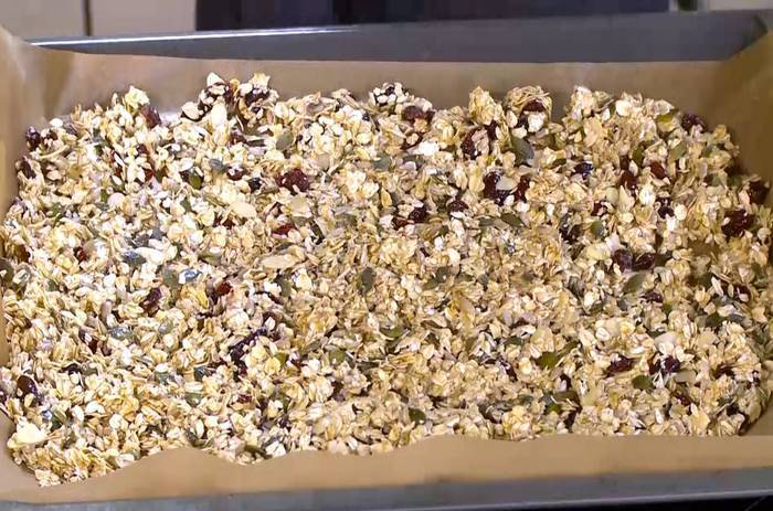 Гранола из семечек с клубникой и йогуртом 