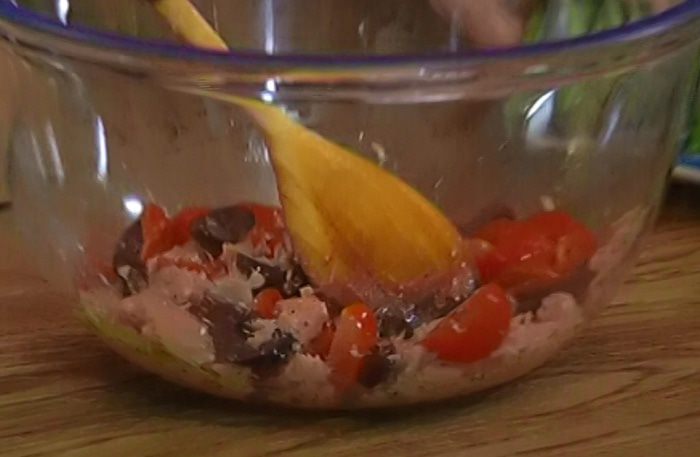 Салат Нисуаз с макаронами и яйцом пашот 