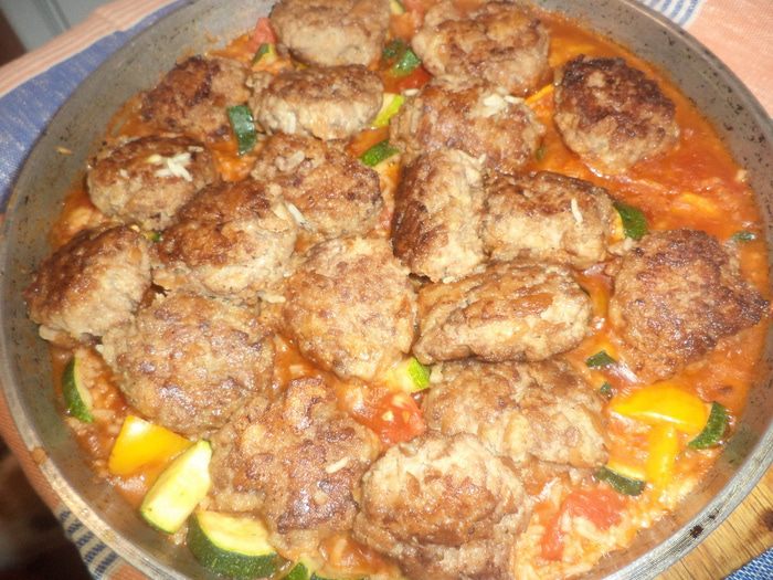 Пряный рис с овощами и фрикадельками