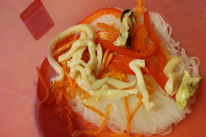 Теплый салат с фунчозой