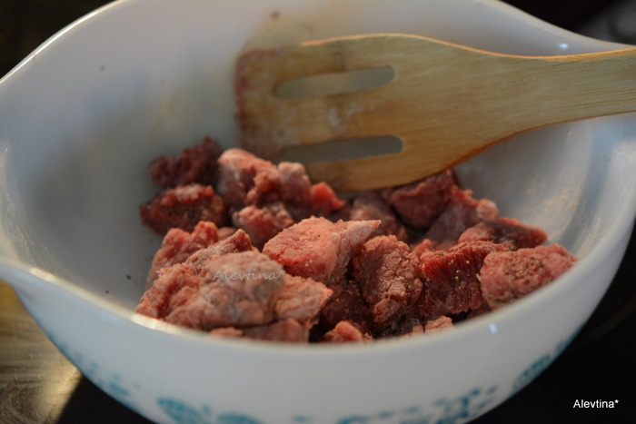 Тушеная говядина с грибами шиитаке и овощами