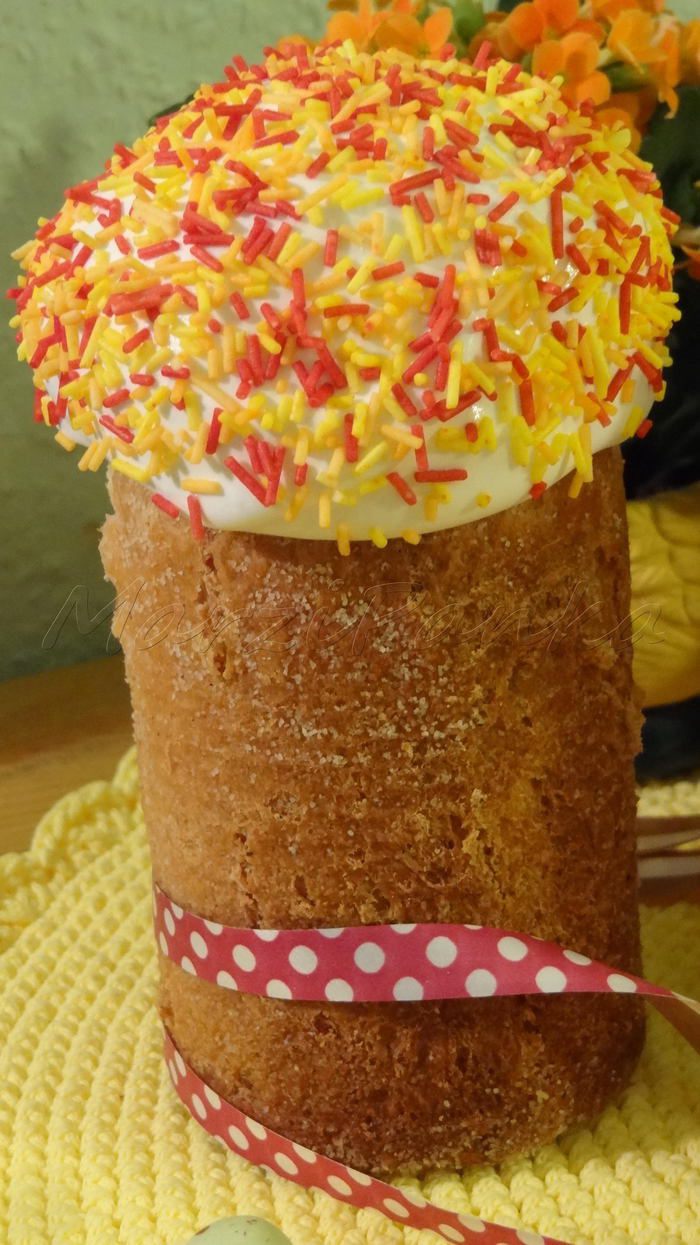 Кулич с вяленой вишней и кедровыми орешками