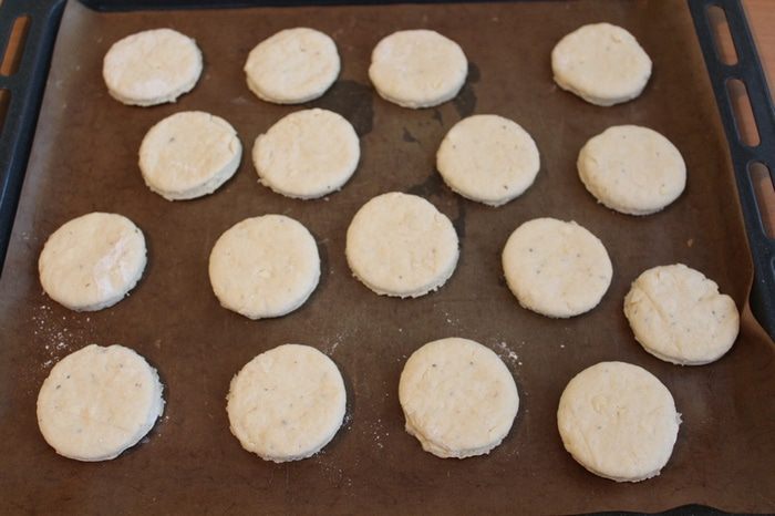 Грибы с сырными сконами
