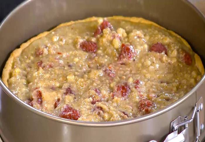 Тарт с малиной и кедровыми орешками 