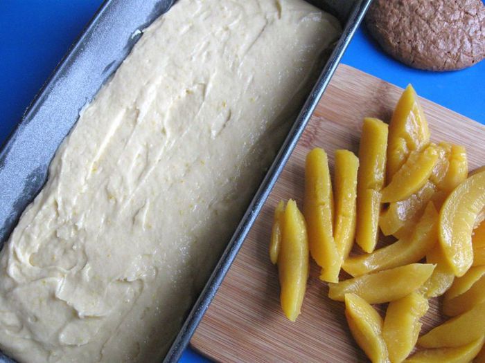 Цитрусовый кекс в шапочке из персиков и фундука