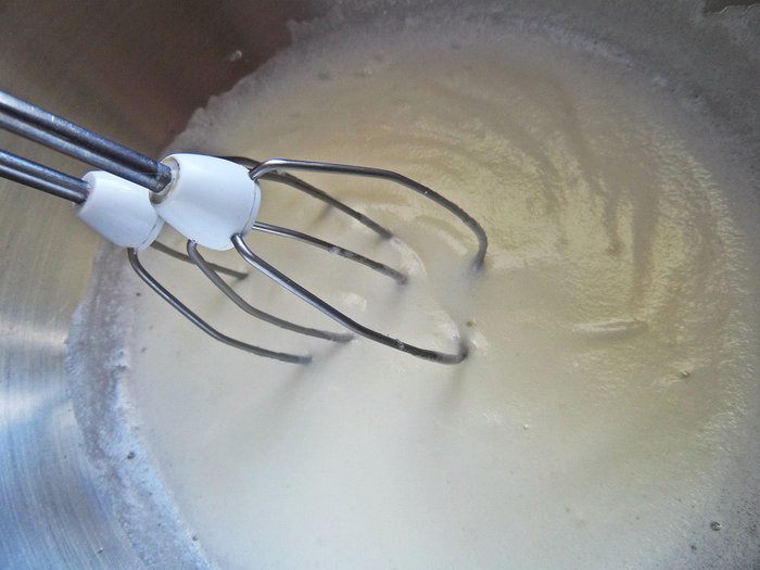 Рулет с творогом и черникой
