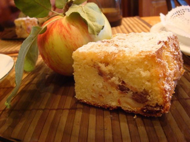 Шарлотка с яблоками и изюмом