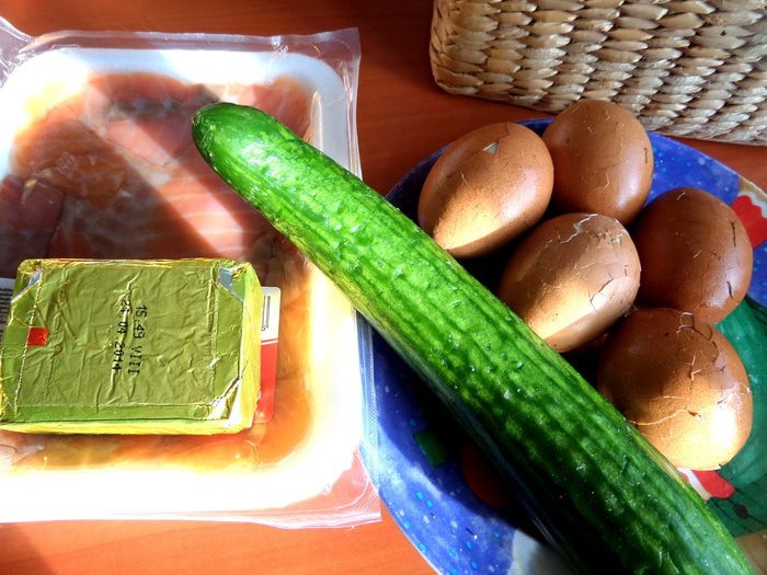 Рыбное канапе на маринованных яйцах