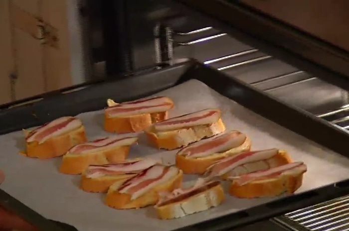 Моцарелла и помидоры на шпажках 