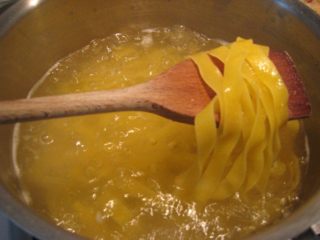 Тальятелле с мидиями по-провански