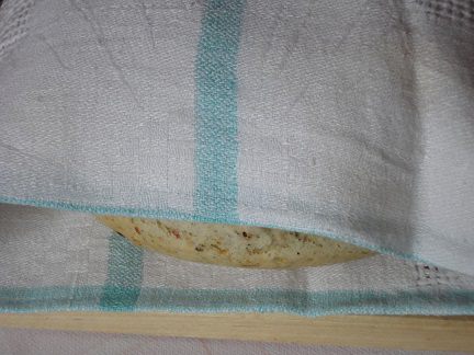 Булка с томатами и базиликом