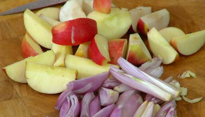 Свинина с яблоками, шалотом и тархуном