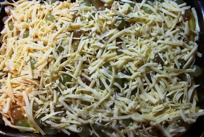 Курица, запеченная с тыквой и виноградом