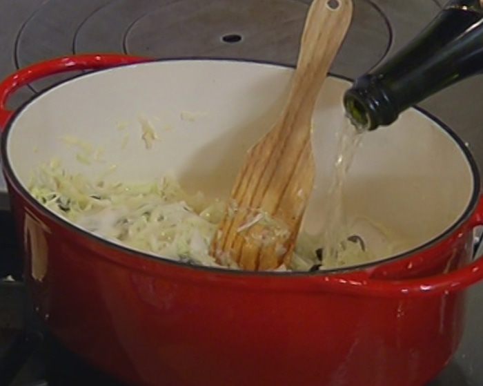 Капуста, тушенная с шампанским и изюмом