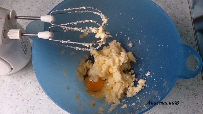 Шоколадный пирог с грушами и яичным ликером