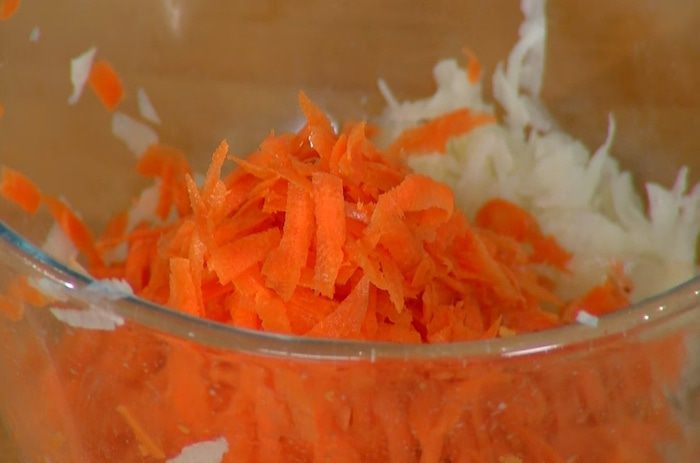 Хрустящие драники с помидорами и маринованным луком 