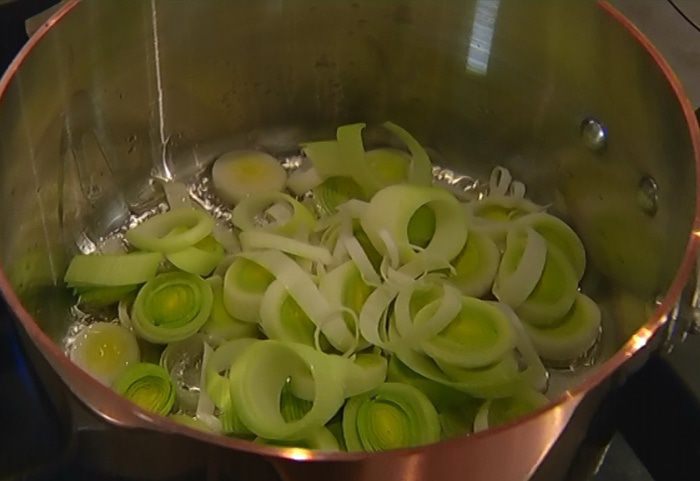 Суп-крем из фенхеля, сельдерея и порея с семгой