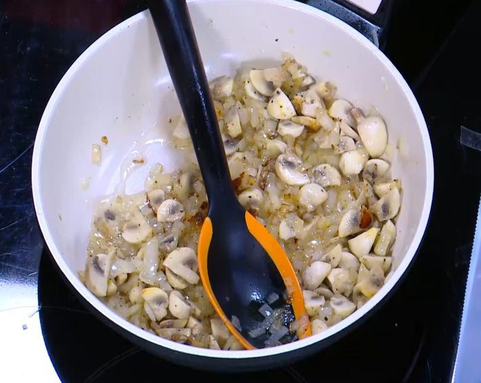 Яйца, запеченные с шампиньонами и луком в тесте фило 