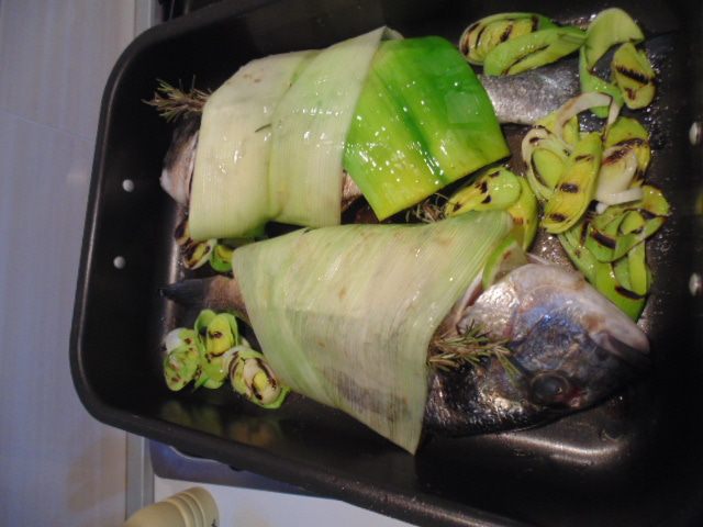 Запеченная в порее дорада с луком-пореем