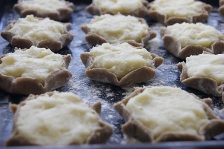 Карельские пирожки с картошкой и яичным соусом