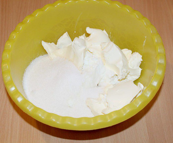 Чизкейк с маскарпоне и брусничным соусом