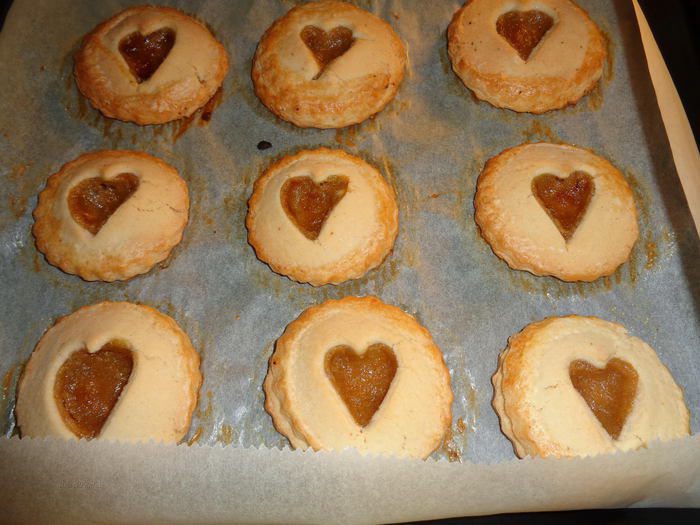 Сахарное печенье с курдом из ревеня, глазированное помадкой