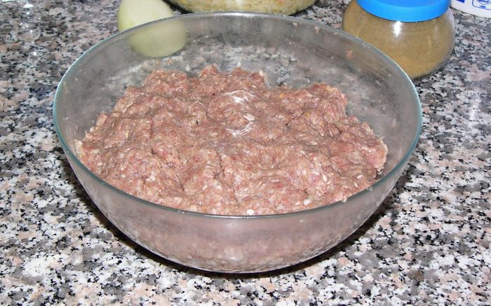 Котлеты, запеченные в помидорах, под соусом бешамель