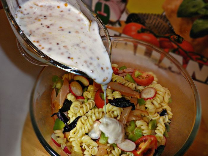 Салат с пастой джирандоле, карпаччо из курицы и овощами