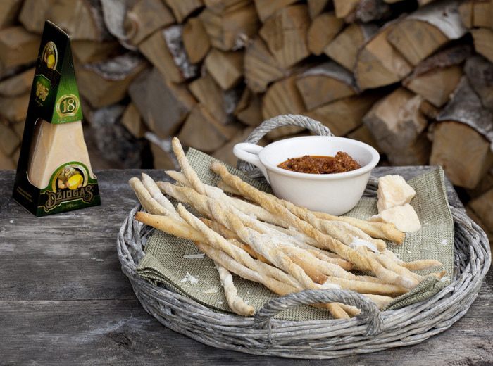 Гриссини с томатным песто