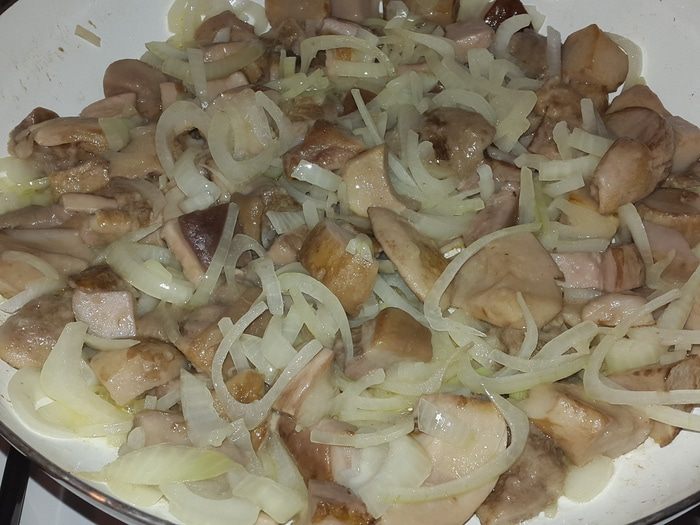 Белые грибы, жареные с луком и сметаной