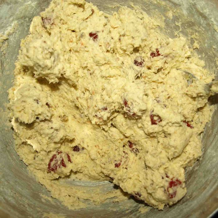 Кекс с сушеной вишней и ганашем из белого шоколада