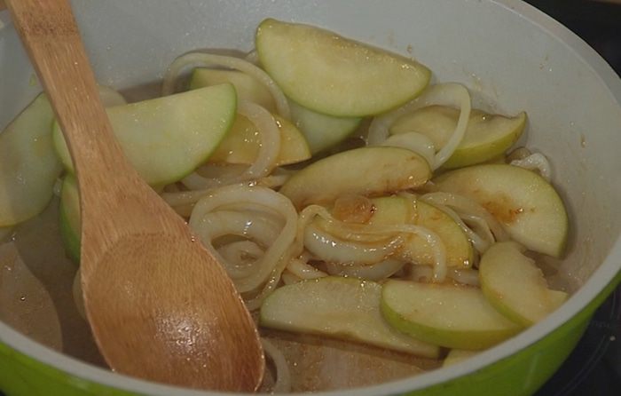 Сэндвичи со свиными котлетками и яблоками 