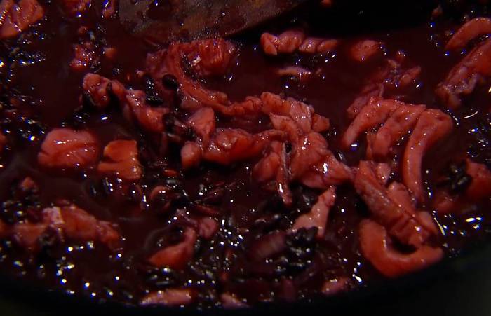 Черный рис с копченой форелью