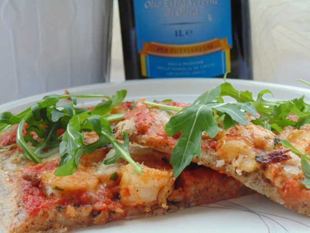 Пицца на гречневой муке с острыми креветками и руколой