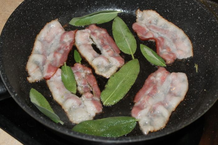 Осенний капрезе с чипсами из шалфея