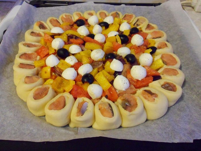 Пирог с лососем и моцареллой